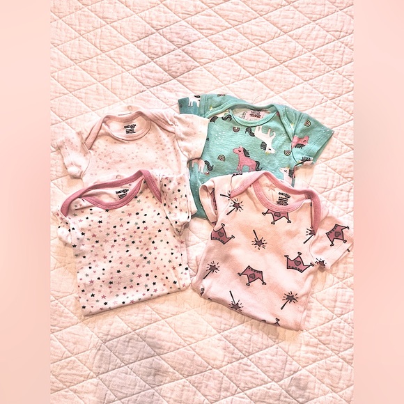4 Pack Short-sleeve Onesies 0-3 Months - Picture 1 of 3